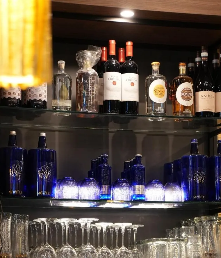 Beleuchtete Bar mit italienischen Spirituosen