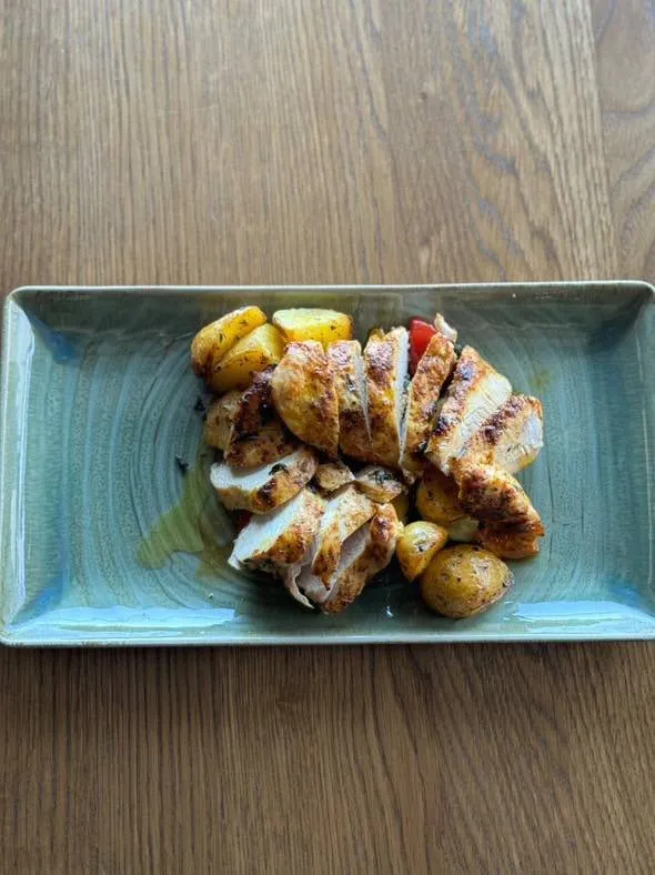 Gegrilltes Hähnchen mit Beilagen