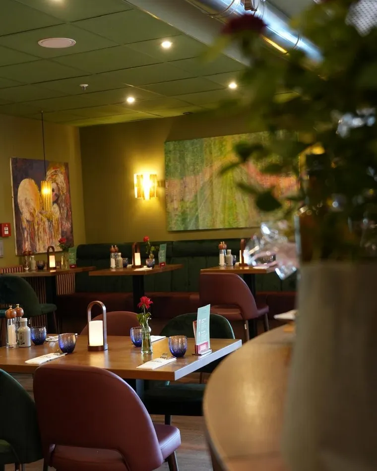 Blick durch den Gastraum der Osteria Siros