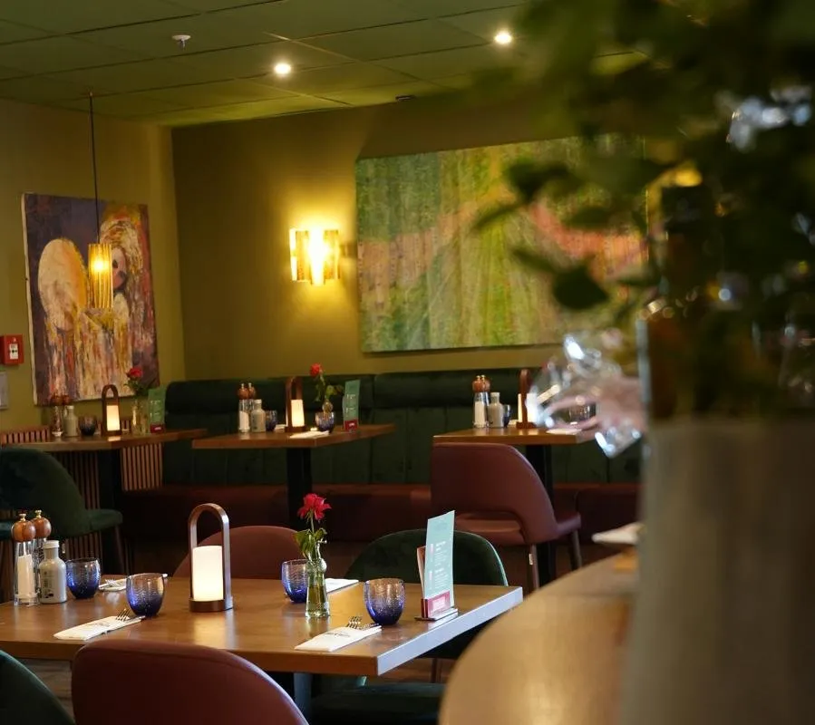 Gedeckte Tische in der Osteria Siros