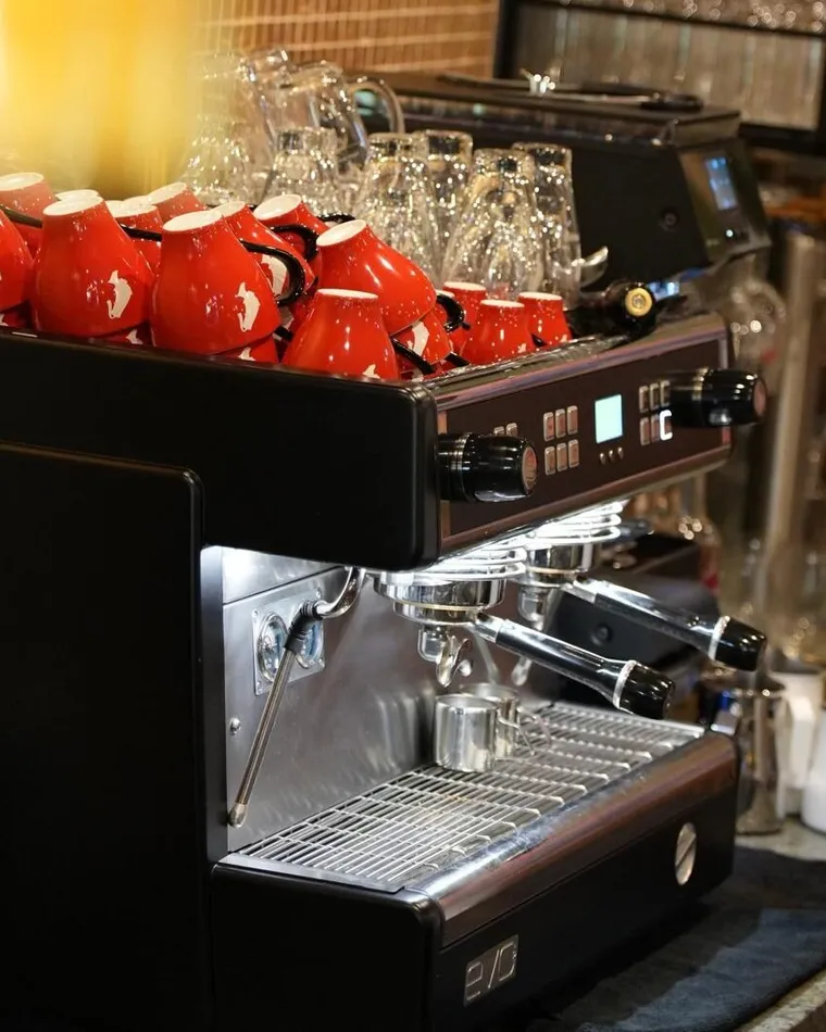 Siebträgermaschine an der Bar