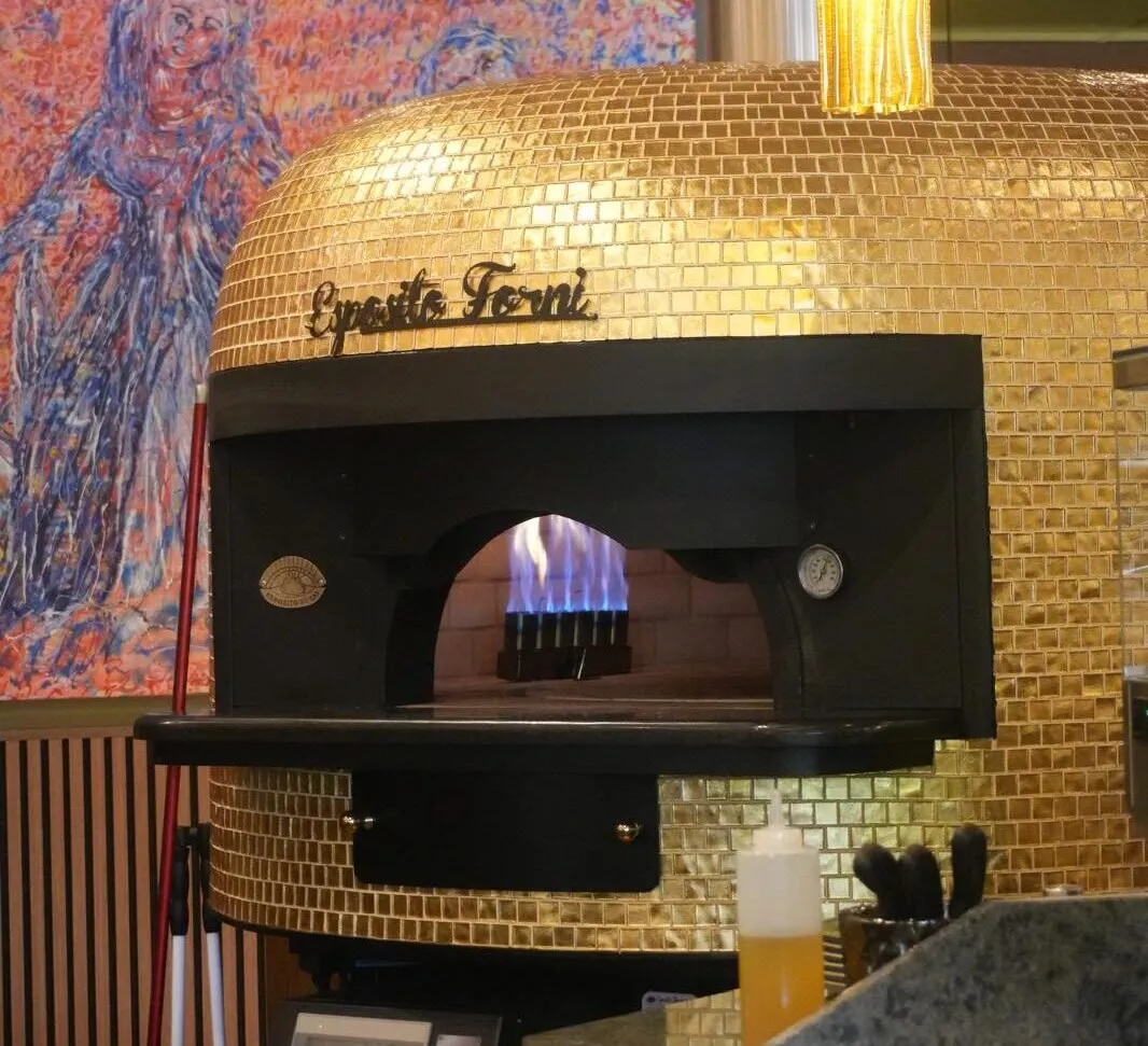 Der goldene Steinofen im Gastraum der Osteria Siros