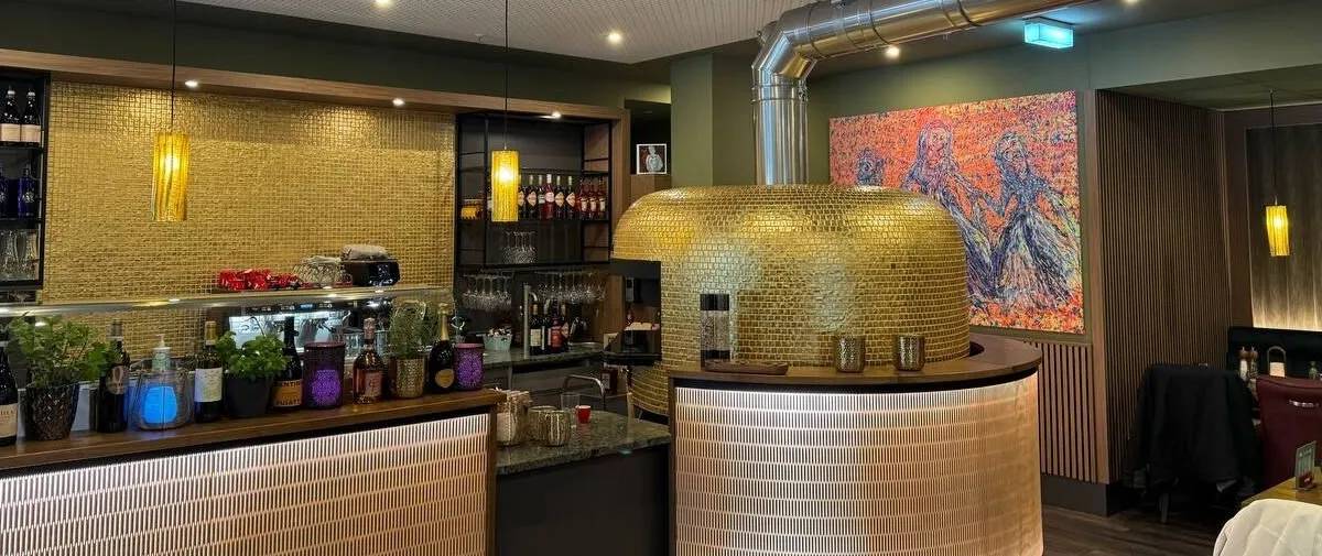 Goldener Steinofen und Bar der Osteria Siros