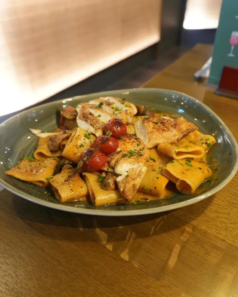 Pasta mit Lachs und Tomatensauce
