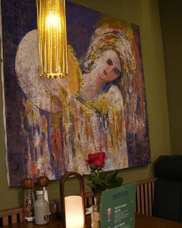 Kunst und warmes Licht im Restaurant