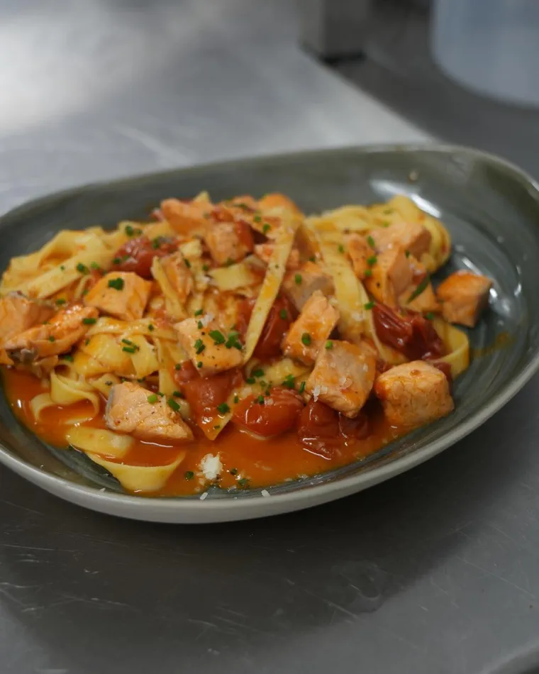 Lachsgericht mit Pasta